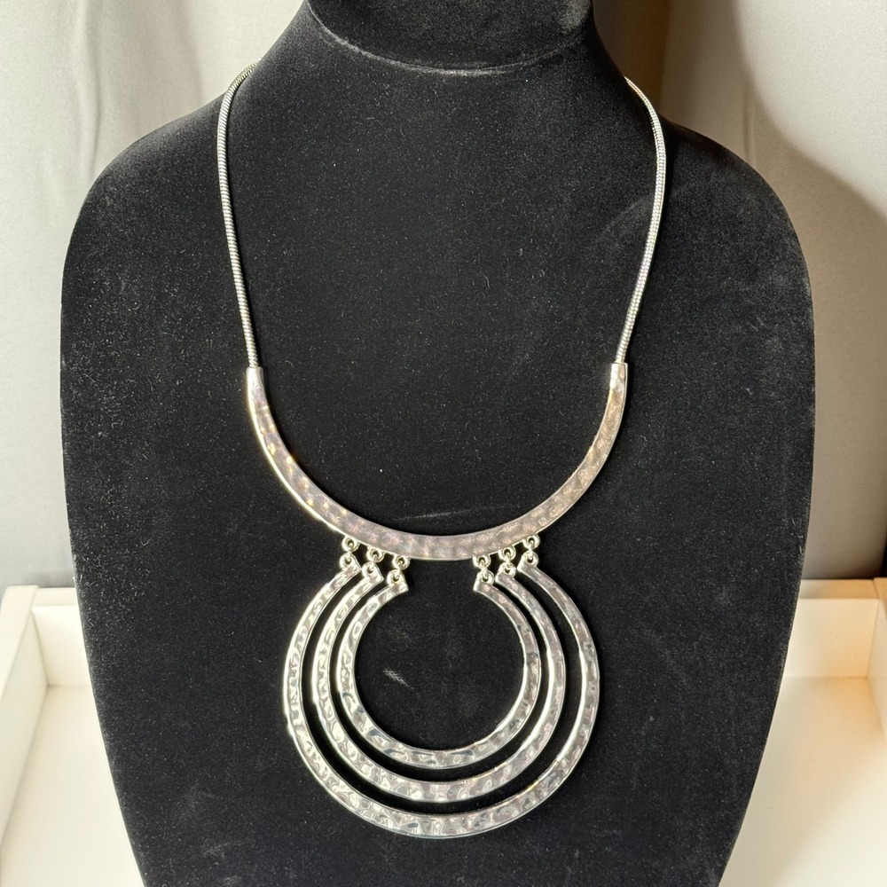Chico's‎ Silver Hammered Multi Circle Pendant Necklace Statement Jewelry